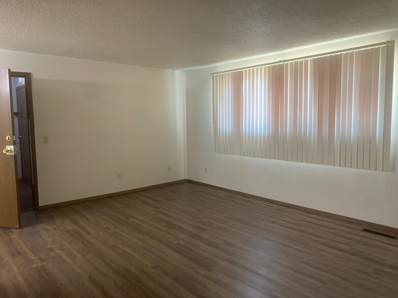 Building Photo - 8 8th St W