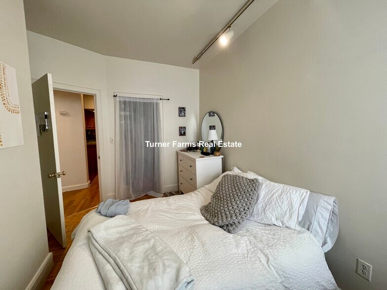 Building Photo - 616 Columbus Ave