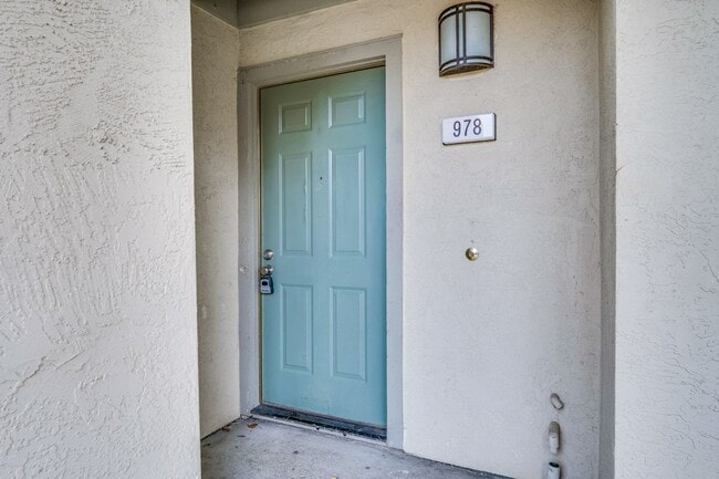 Building Photo - Cute One Bedroom Condo with Central AC and Heat.