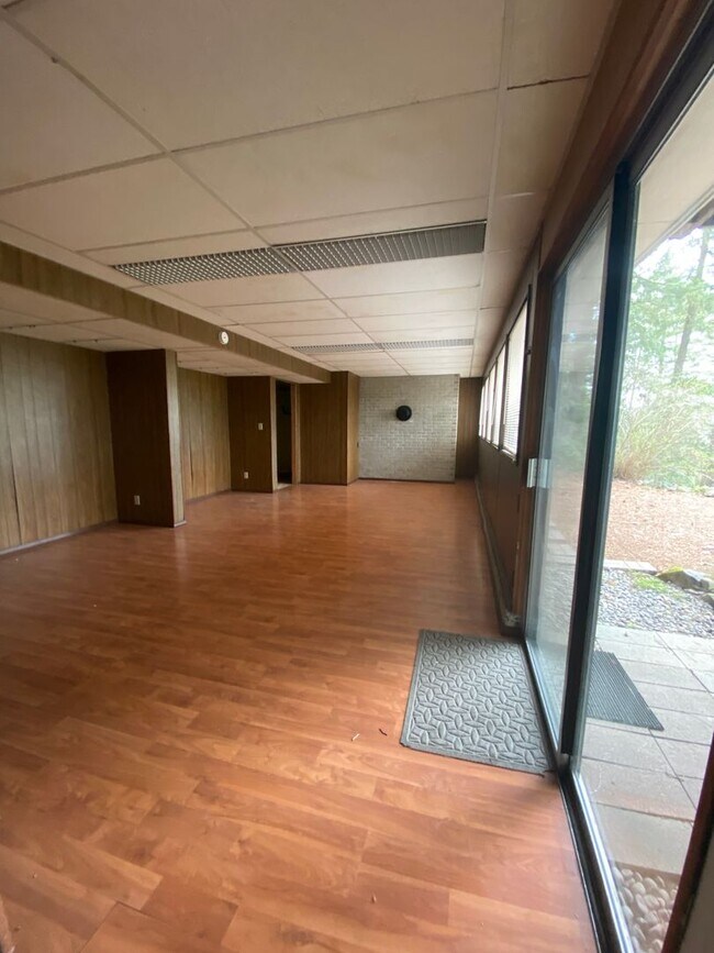 Building Photo - Unique View Property 3 bed, 3 bath located...