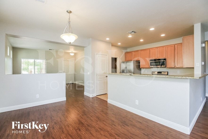 Building Photo - 1252 W Vineyard Plains Dr