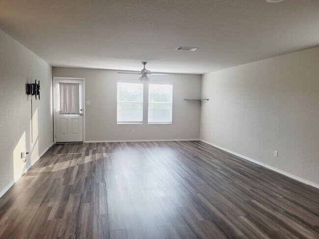 Building Photo - Gorgeous 3-bedroom, 2 Bathroom, Minutes fr...