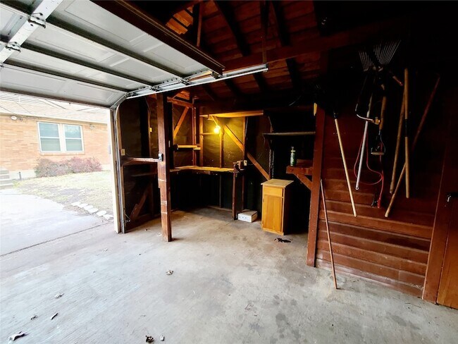 Building Photo - 1830 Viewcrest Dr