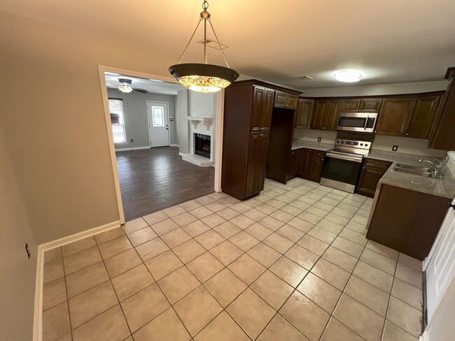 Building Photo - Charming updated 3 bedroom, 2 bath home in...