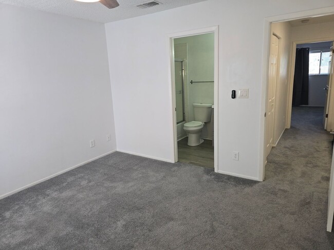 Building Photo - Updated 2-bedroom, 2.5-bath townhome