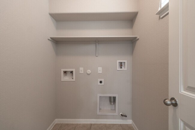 Building Photo - 2880 Donnell Dr