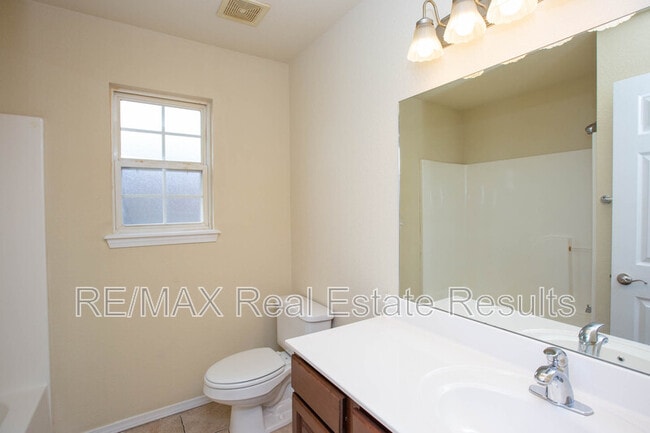 Building Photo - 1902 SW Fremont Rd