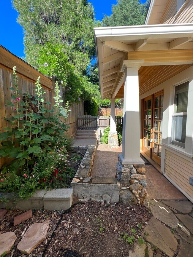 Building Photo - Charming 1 bedroom 1 bath cottage tucked off the beaten path but in down town Grass Valley with p...