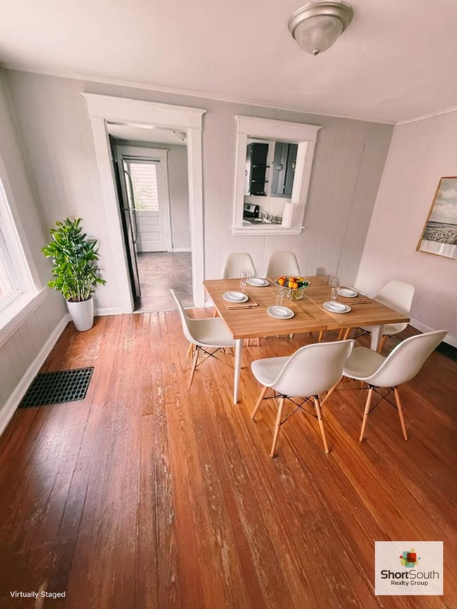 Building Photo - Beautifully 2 Bed 1 Bath remodeled townhome
