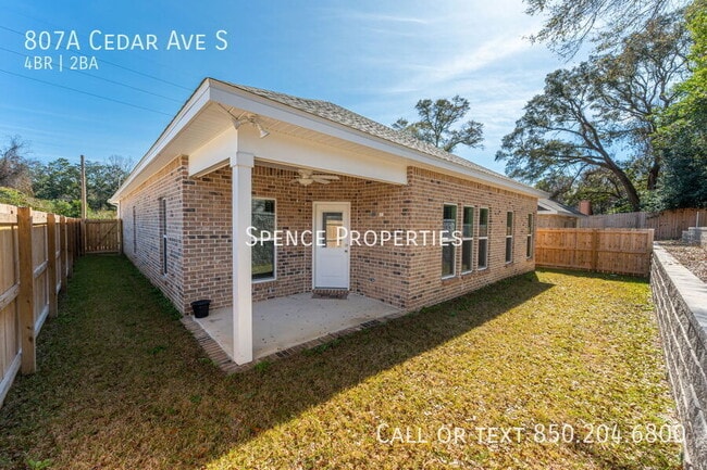 Building Photo - 807A Cedar Ave S