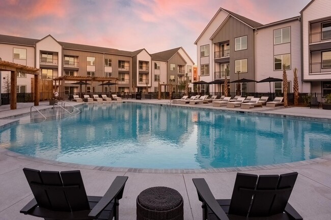 Building Photo - 2403 Mall Dr