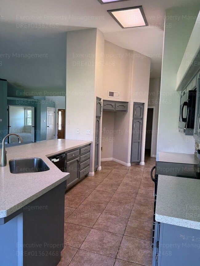 Building Photo - 3 bedroom/ 2 bathroom