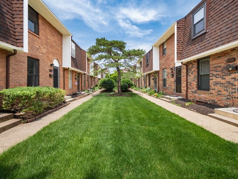 Building Photo - 1766 Willoway Cir S