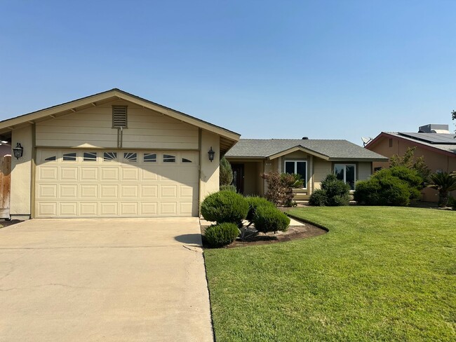 Building Photo - Charming 3 bedroom 2 bathroom home located...
