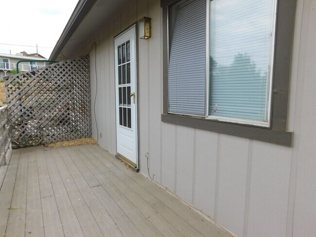 Building Photo - 402 Dressell Dr
