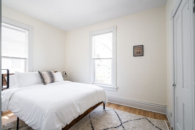 Building Photo - 4Bdrm Upper Flat of Eastside Duplex Fully ...