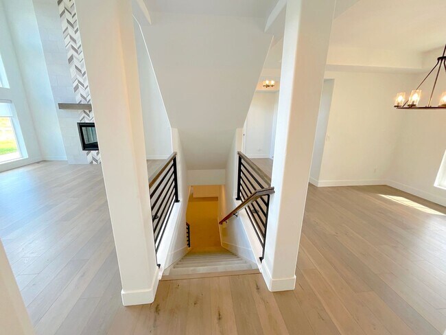 Building Photo - 5 Bedroom Home Available Near Baptist Rd &...