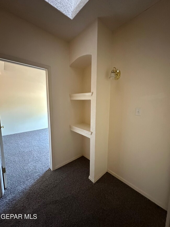 Building Photo - 380 Jardin Bello Ave