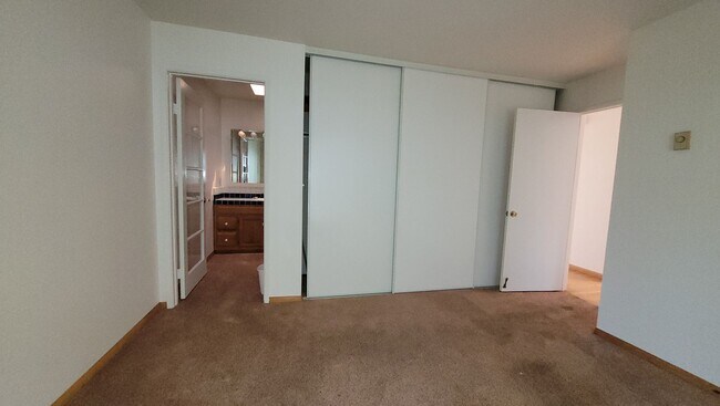 Building Photo - Friars Village - close to USD and Fashion Valley