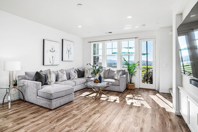 Building Photo - Jordan Ranch Townhouse 4 bed / 3.5 bath, G...