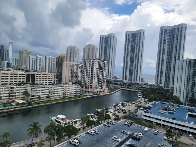 Building Photo - 300 Bayview Dr