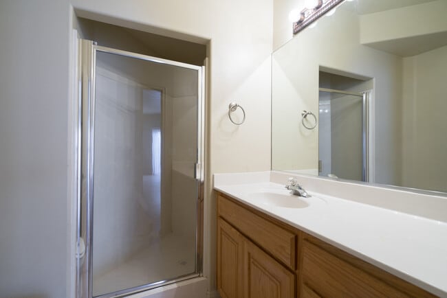Building Photo - Open Five bedroom, three bath townhome for...