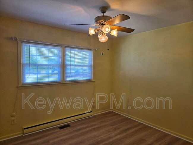 Building Photo - 161 Hickory Dr S Cir