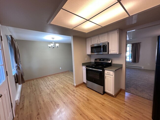 Building Photo - Charming 2 bdrm, 1 bath in Maplewood Neigh...