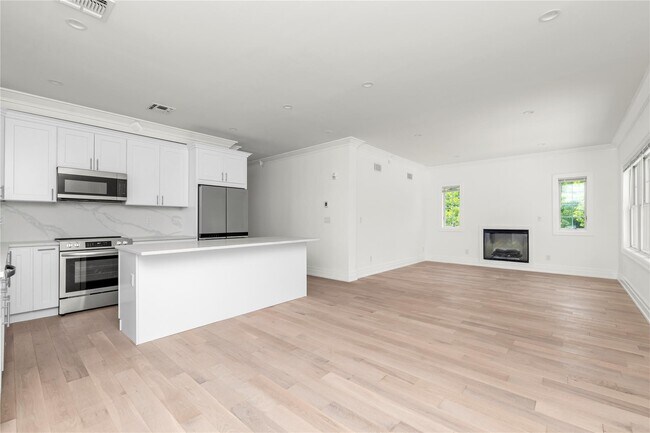 Building Photo - 22 Sagamore Hill Dr