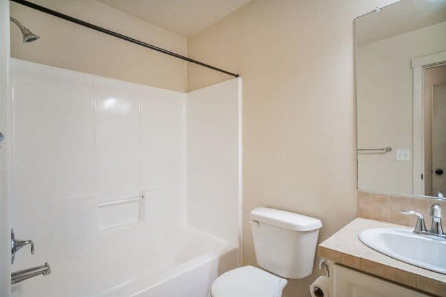 Building Photo - 2/2.5 bth Townhome + Garage + A/C + W/D + Balcony + Pets Welcome!!