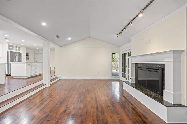 Building Photo - 7103 Mesa Dr