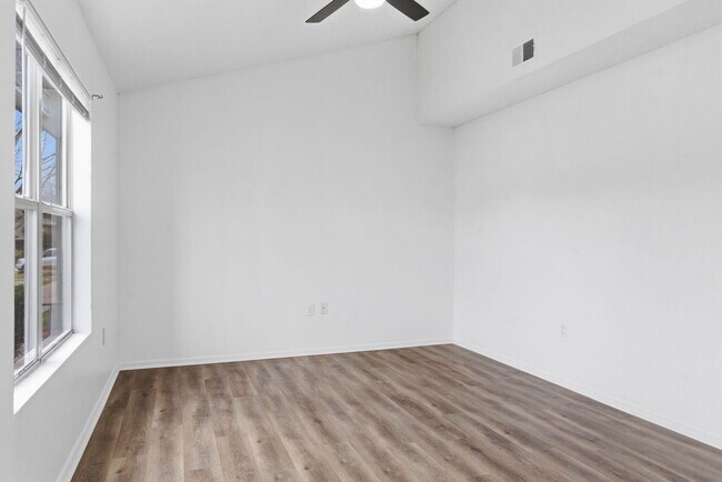 Building Photo - 1447 E Oakwood Ln