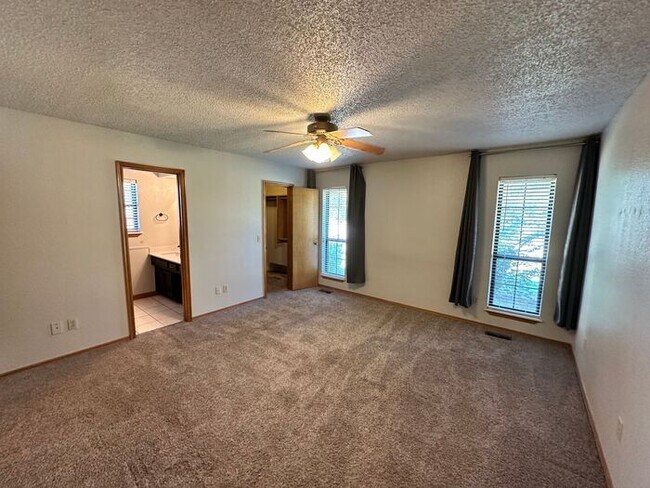 Building Photo - Spacious 3 Bedroom Home for Rent in Mustang!