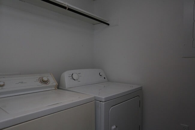 Building Photo - Spacious Townhome Available Today!