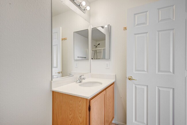 Building Photo - Beautiful 3 bedroom/2.5 baths located acro...
