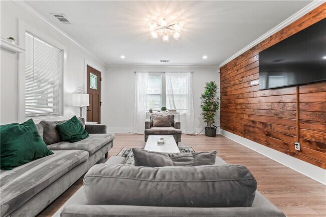 Building Photo - 1129 Graymont Dr SW