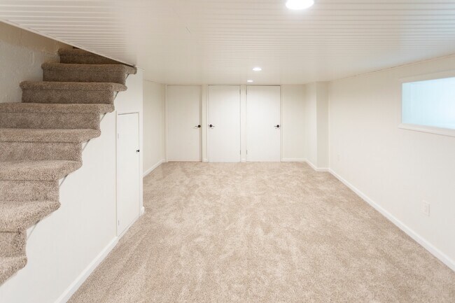 Building Photo - 444 St Davids Ave