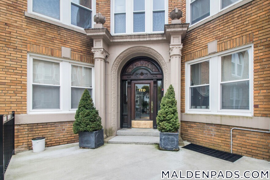 Building Photo - 170 Maple St