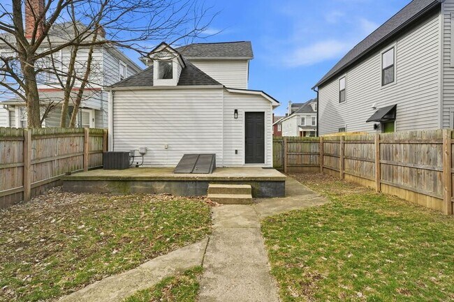 Building Photo - 522 Kelton Ave