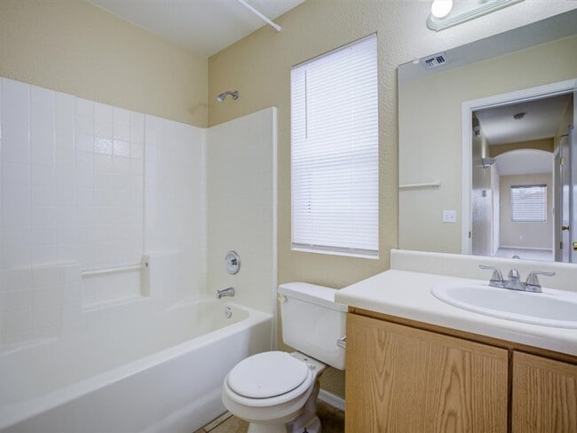 Building Photo - 2 Bedroom 2 Bath Single Story