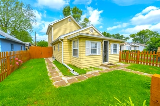 Building Photo - 704 E Perry St