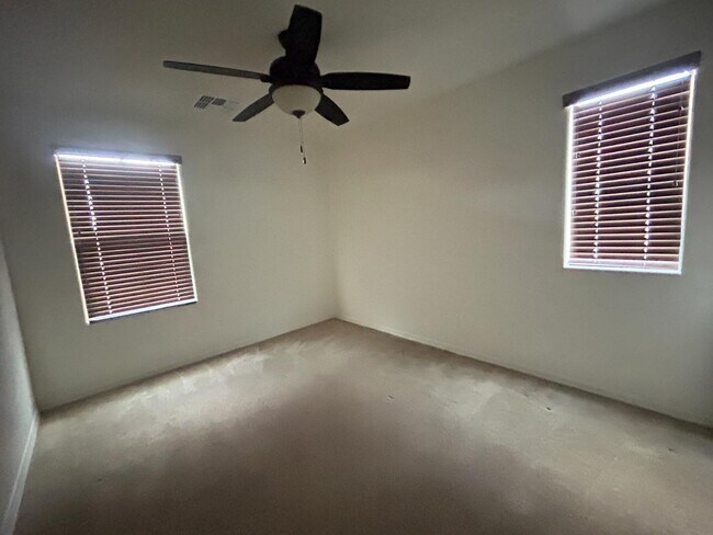 Building Photo - 5537 W Desert Hollow Dr