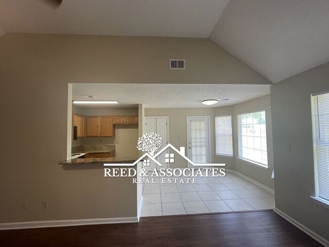 Building Photo - Charming Home Located in Quiet Cove!