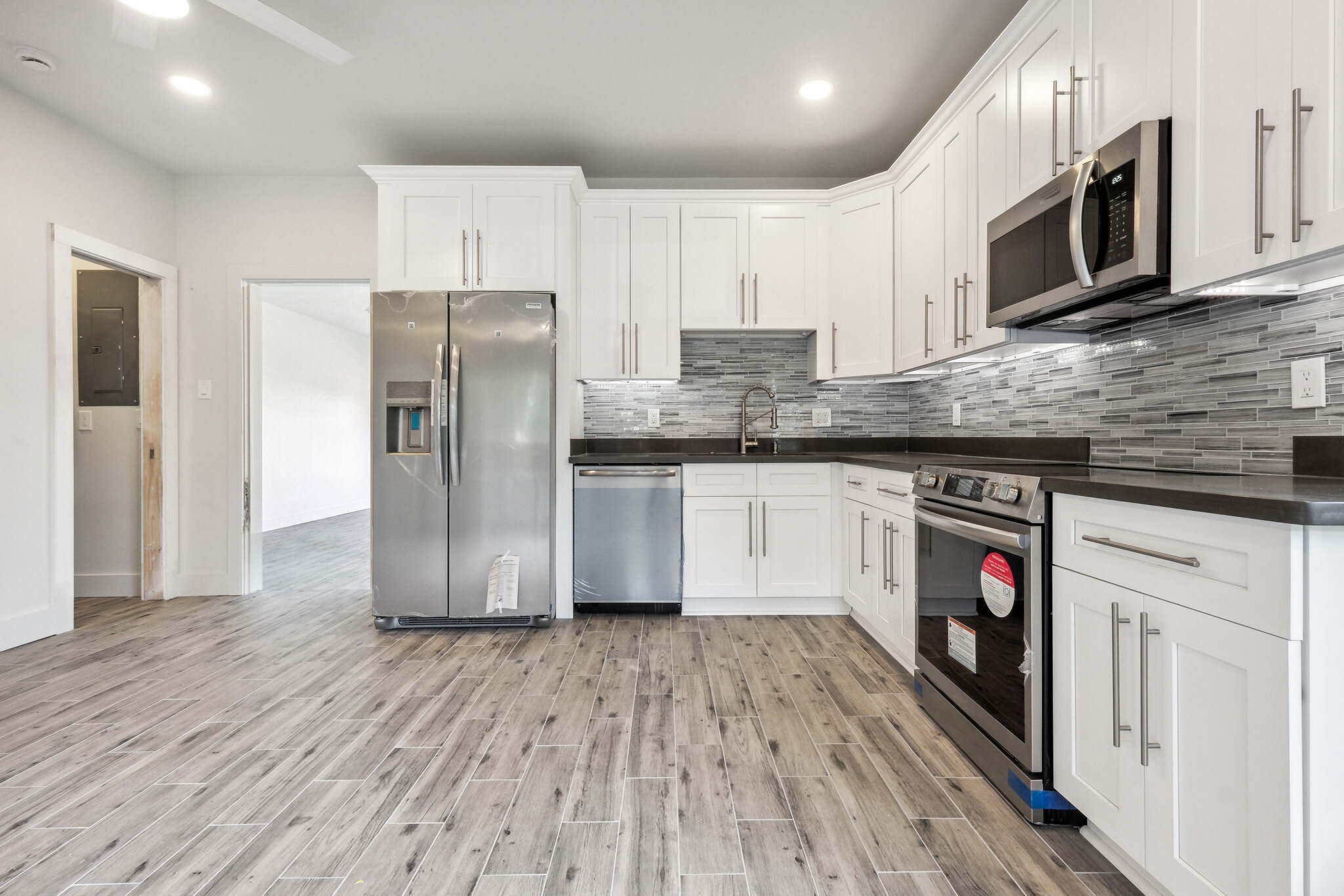 Kitchen with door to front room - 428 W Solidelle St