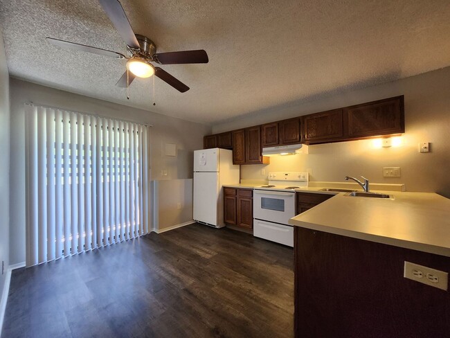 Building Photo - 2922 Straus Ln