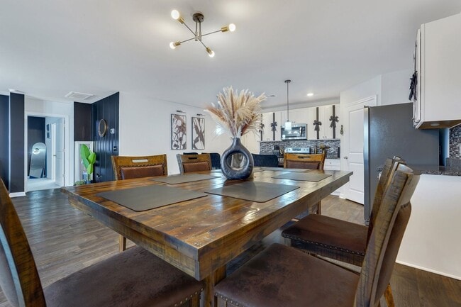 Building Photo - 4 Bed, 2 Bath Gem in Park West!