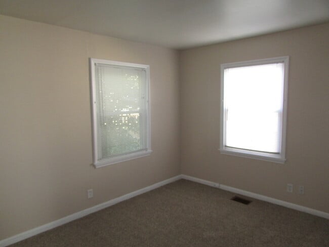 Building Photo - 2 BEDROOM | 1 BATH | SINGLE GARAGE | ROBBINSDALE | 12 MONTH LEASE