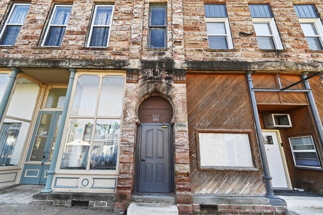 Building Photo - 307 E Bridge St