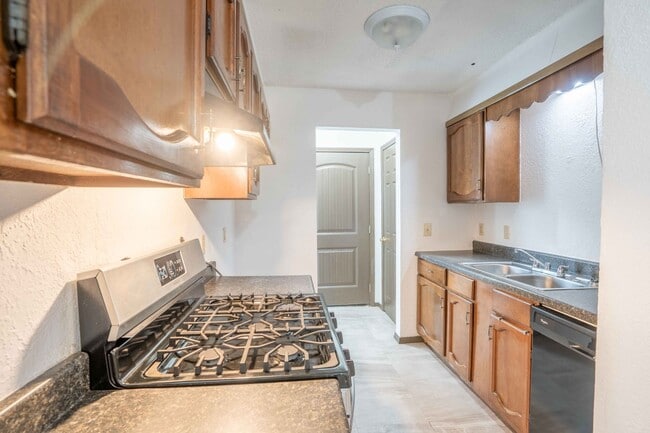 Building Photo - 2 Bed | 1 Bath | Tulsa