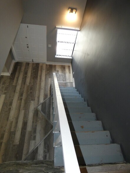 Building Photo - 14212 NE 4th Ave